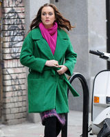 高清图：莉顿-梅斯特街拍绿色大衣搭配桃红围巾