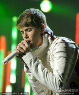 组图：全美音乐奖比伯白衣帅气演唱