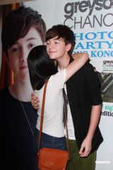 组图：GaGa小师弟抵港 自称已与歌迷们结婚