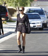 组图：林赛-罗韩外出被拍 穿连身短裙秀美腿