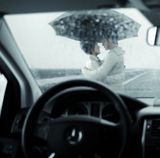 组图：陆毅鲍蕾代言汽车广告 荧屏再现爱情童话