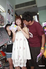 组图：郭书瑶旺角宣传新专辑 遭男粉丝索吻尴尬躲避