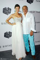 组图：C罗女友伊莉娜白色性感抹胸礼服亮相