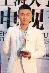 组图：聂远大学生电视节获封最受欢迎