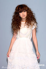 幻灯图集：杨丞琳长卷发似洋娃娃 白蕾丝裙可爱