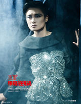 组图：李宇春冷艳烟熏妆写真 点燃舞台魅力