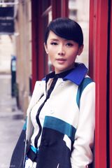 组图：车永莉巴黎时尚街拍 酷雅清新干练自然