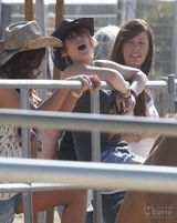 组图：MJ爱女帕丽斯与生母同游 热裤秀美腿