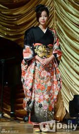 组图：金贤重《感激时代》发布 女星网袜秀开场