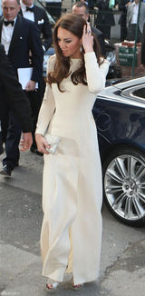 高清图：英国王妃凯特白色高开衩长裙端庄迷人