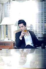 组图：张峻宁时尚大片邀约不断 走贵族气质路线