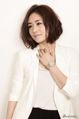 组图：刘芸曝光魅力写真  知性体味时光美好