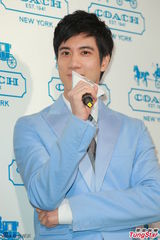 组图：王力宏西装亮相代言阳光俊朗