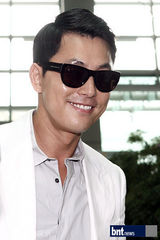 组图：郑雨盛(郑宇成)帅气亮相机场赴米兰参加时装周