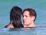 组图：黛米摩尔与小男友度假 水中扑倒紧贴不放
