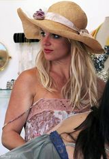 幻灯图集：布兰妮清凉裙装外出购物 嘟嘴表情可爱