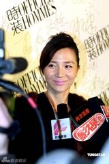 高清图：阿朵参观艺术展玩手机 妆容略显苍老