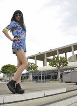 组图：辣妈章龄之国外素颜街拍 清新似少女