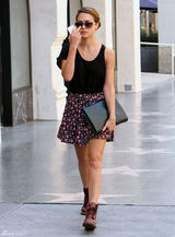 组图：杰西卡-阿尔芭街拍短裙秀美腿