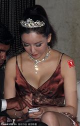 组图：彭丹秀傲人双峰 酒吧与黑人老外贴耳热聊