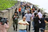 组图：阿汤哥抵京游长城 秀中文赞中国文化