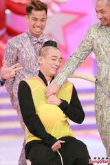 组图：郑伊健陈小春《无敌奖门人》录影玩游戏