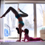 组图：36岁辣妈与可爱女儿同练瑜伽温馨引追捧