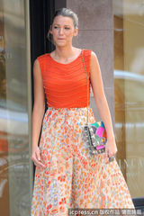 组图：莱弗利碎花裙赶拍《绯闻女孩》 搞怪表情不断