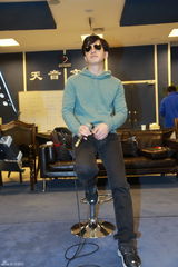 组图：李健上海演唱会彩排 戴墨镜深情演唱