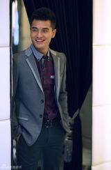 组图：郑凯拍摄秋装写真 精致剪裁秀优雅绅士风