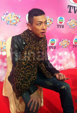 组图：TVB台庆演员后台受访 江美仪继续黑丝诱惑