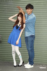 组图：罗志祥被封“大雕”很得意 与王心凌合拍MV