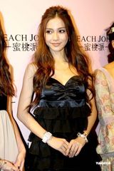 高清图：Angelababy性感出席内衣秀 拒谈黄晓明