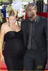 高清组图：名模克鲁姆大肚如箩 与老公牵手亮相