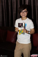 组图：周笔畅穿白T干练签售 受访腼腆露娇笑