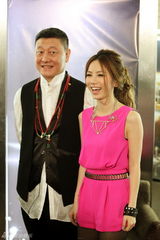 组图：《歌手2》后台采访 品冠接替韦唯亮相