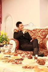 组图：黄晓明生日会裸装下厨 喂粉丝沙拉鸡汤