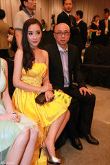 组图：杜晓婷亮相活动红唇诱惑 娇艳迷人受追捧