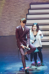 组图：金宇彬见面会展歌喉 穿围裙做料理