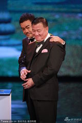 组图：奚仲文戴美玲获最佳服装 刘青云再代领