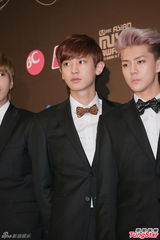 高清图：GD条纹装出席mama记者会 EXO正装帅气