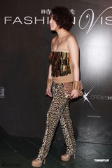 组图：周慧敏走秀疲态尽显 “虞姬”杜鹃亮相