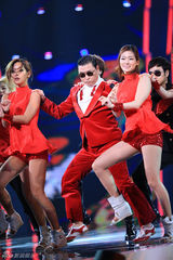 组图：东方卫视春晚鸟叔林志玲劲辣热舞