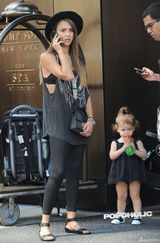 组图：阿尔芭摇滚装街头讲电话 女儿小黑裙卖萌