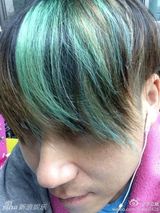 台歌手李立崴微博生前照 爱萌犬自侃酷似梁家辉