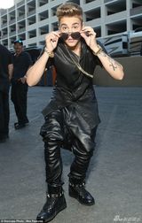 组图：比伯撇正牌女友赛琳娜 载神秘金发女出游