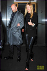 组图：超模罗茜与男友斯坦森约会 车内撒娇索吻