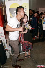 组图：妈模Mia陈静仪挤胸秀豪乳 性感携手港男