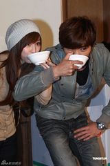 组图：王心凌伤后首露面 戏里戏外与贺军翔搞暧昧