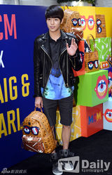 组图：李玹雨出席活动皮衣短裤潮男范十足